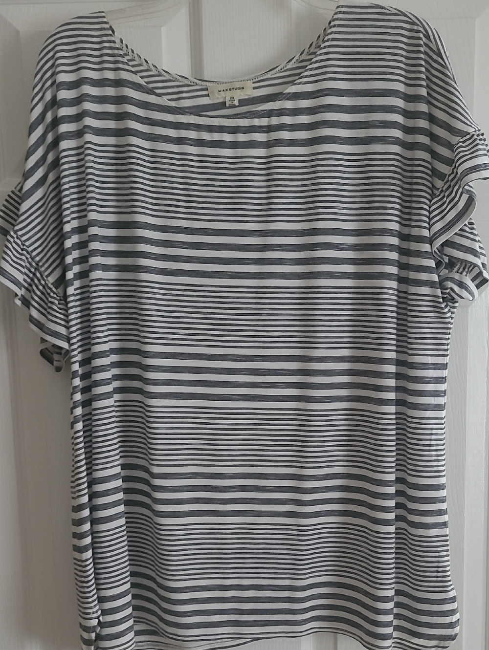 Max STUDIO White & Gray Striped Short Sleeve Tee